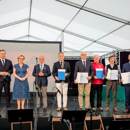 Wojewódzkie Obchody Światowego Dnia Turystyki. Wręczenie dyplomów podczas uroczystości w siedziba Zespołu Śląsk, Pałac w Koszęcinie..