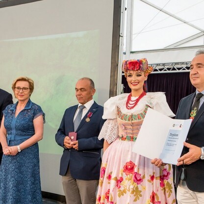 Wojewódzkie Obchody Światowego Dnia Turystyki. Wręczenie dyplomów podczas uroczystości w siedziba Zespołu Śląsk, Pałac w Koszęcinie..