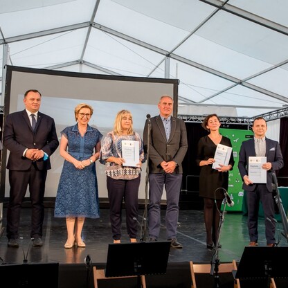 Wojewódzkie Obchody Światowego Dnia Turystyki. Wręczenie dyplomów podczas uroczystości w siedziba Zespołu Śląsk, Pałac w Koszęcinie..
