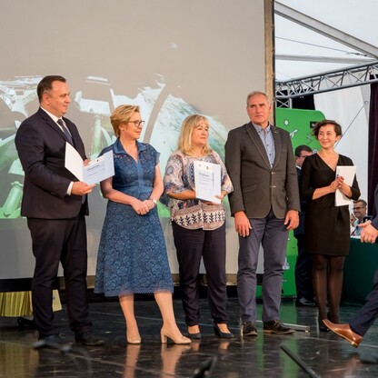 Wojewódzkie Obchody Światowego Dnia Turystyki. Wręczenie dyplomów podczas uroczystości w siedziba Zespołu Śląsk, Pałac w Koszęcinie..