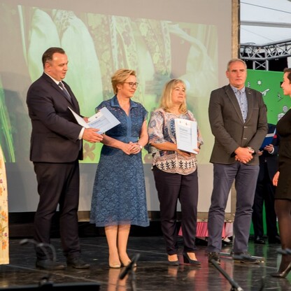 Wojewódzkie Obchody Światowego Dnia Turystyki. Wręczenie dyplomów podczas uroczystości w siedziba Zespołu Śląsk, Pałac w Koszęcinie..