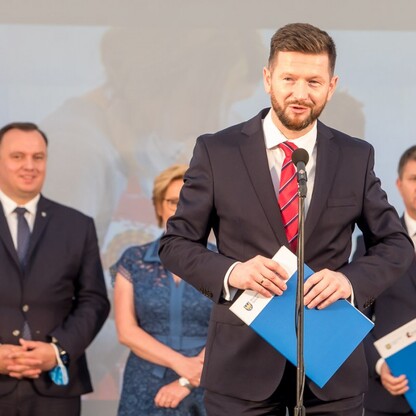 Wojewódzkie Obchody Światowego Dnia Turystyki. Wręczenie dyplomów podczas uroczystości w siedziba Zespołu Śląsk, Pałac w Koszęcinie..