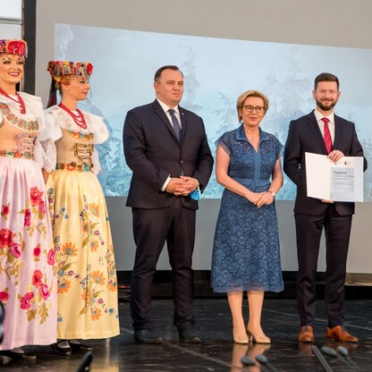 Wojewódzkie Obchody Światowego Dnia Turystyki. Wręczenie dyplomów podczas uroczystości w siedziba Zespołu Śląsk, Pałac w Koszęcinie..