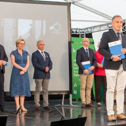 Wojewódzkie Obchody Światowego Dnia Turystyki. Wręczenie dyplomów podczas uroczystości w siedziba Zespołu Śląsk, Pałac w Koszęcinie..