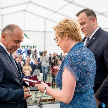 Wojewódzkie Obchody Światowego Dnia Turystyki. Wręczenie dyplomów podczas uroczystości w siedziba Zespołu Śląsk, Pałac w Koszęcinie..