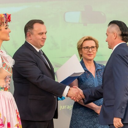 Wojewódzkie Obchody Światowego Dnia Turystyki. Wręczenie dyplomów podczas uroczystości w siedziba Zespołu Śląsk, Pałac w Koszęcinie..