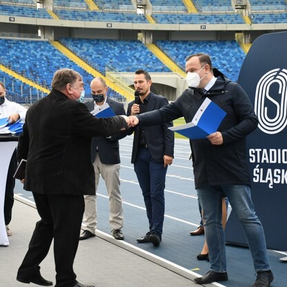 Śląski Program „Klub” - marszałek Jakub Chełstowski wręczył dotacje dla klubów sportowych.