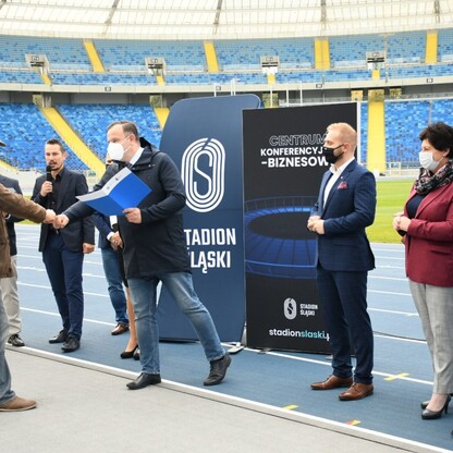 Śląski Program „Klub” - marszałek Jakub Chełstowski wręczył dotacje dla klubów sportowych.