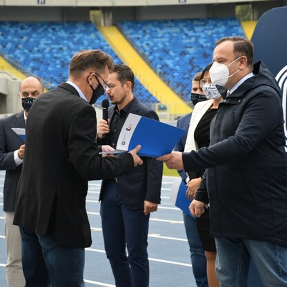 Śląski Program „Klub” - marszałek Jakub Chełstowski wręczył dotacje dla klubów sportowych.