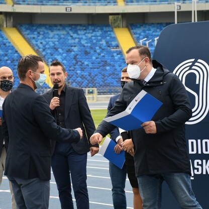 Śląski Program „Klub” - marszałek Jakub Chełstowski wręczył dotacje dla klubów sportowych.