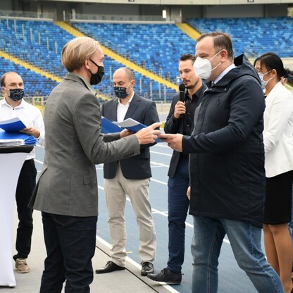 Śląski Program „Klub” - marszałek Jakub Chełstowski wręczył dotacje dla klubów sportowych.