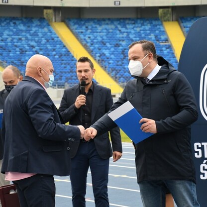 Śląski Program „Klub” - marszałek Jakub Chełstowski wręczył dotacje dla klubów sportowych.