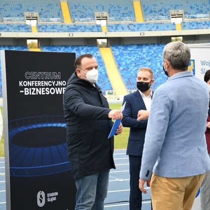 Śląski Program „Klub” - marszałek Jakub Chełstowski wręczył dotacje dla klubów sportowych.