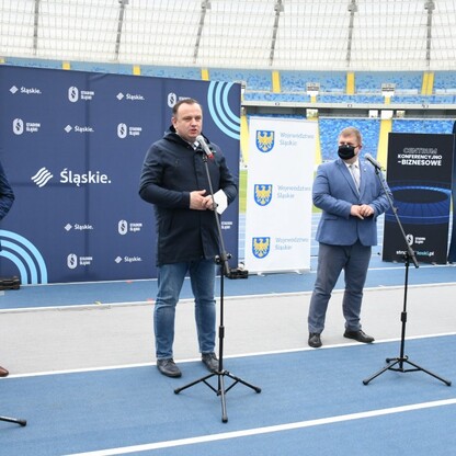 Śląski Program „Klub” - marszałek Jakub Chełstowski wręczył dotacje dla klubów sportowych.
