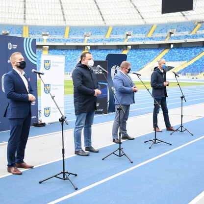 Śląski Program „Klub” - marszałek Jakub Chełstowski wręczył dotacje dla klubów sportowych.