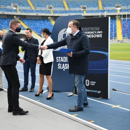 Śląski Program „Klub” - marszałek Jakub Chełstowski wręczył dotacje dla klubów sportowych.