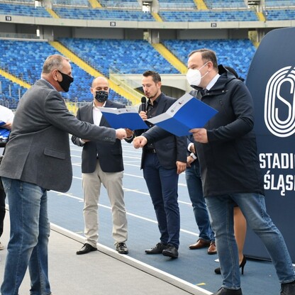 Śląski Program „Klub” - marszałek Jakub Chełstowski wręczył dotacje dla klubów sportowych.