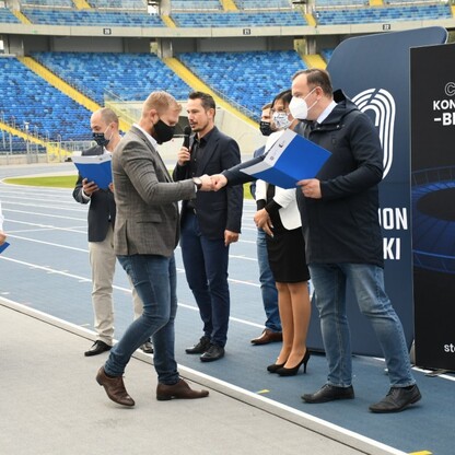 Śląski Program „Klub” - marszałek Jakub Chełstowski wręczył dotacje dla klubów sportowych.