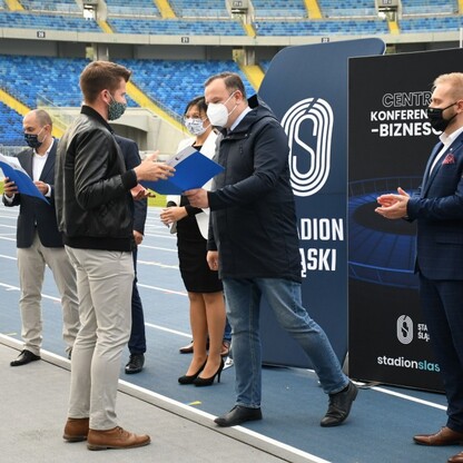Śląski Program „Klub” - marszałek Jakub Chełstowski wręczył dotacje dla klubów sportowych.
