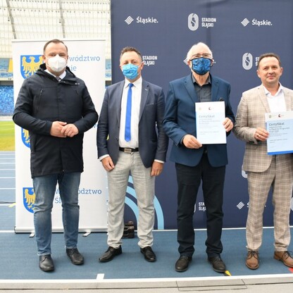 Śląski Program „Klub” - marszałek Jakub Chełstowski wręczył dotacje dla klubów sportowych.