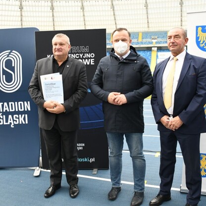 Śląski Program „Klub” - marszałek Jakub Chełstowski wręczył dotacje dla klubów sportowych.