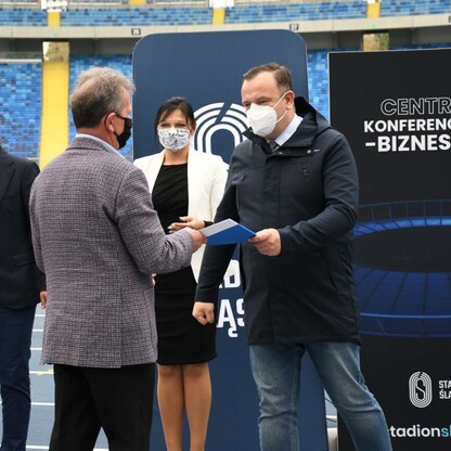 Śląski Program „Klub” - marszałek Jakub Chełstowski wręczył dotacje dla klubów sportowych.