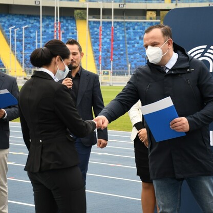 Śląski Program „Klub” - marszałek Jakub Chełstowski wręczył dotacje dla klubów sportowych.