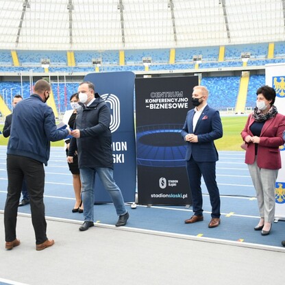 Śląski Program „Klub” - marszałek Jakub Chełstowski wręczył dotacje dla klubów sportowych.