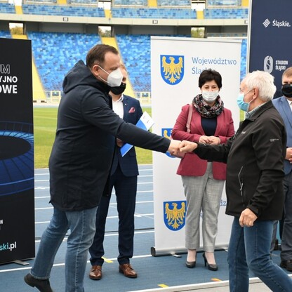Śląski Program „Klub” - marszałek Jakub Chełstowski wręczył dotacje dla klubów sportowych.
