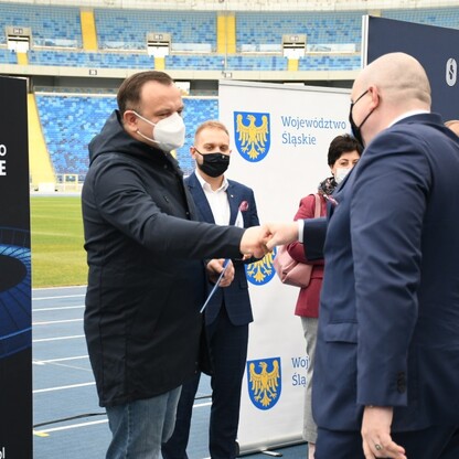 Śląski Program „Klub” - marszałek Jakub Chełstowski wręczył dotacje dla klubów sportowych.