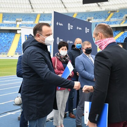Śląski Program „Klub” - marszałek Jakub Chełstowski wręczył dotacje dla klubów sportowych.
