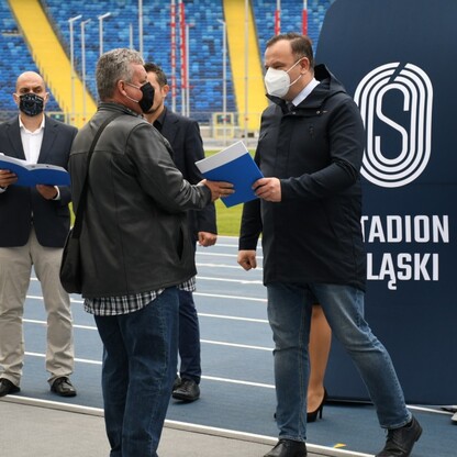 Śląski Program „Klub” - marszałek Jakub Chełstowski wręczył dotacje dla klubów sportowych.