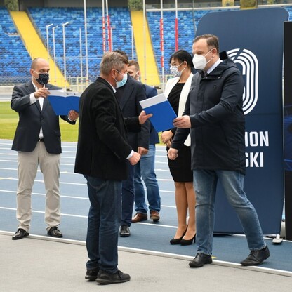 Śląski Program „Klub” - marszałek Jakub Chełstowski wręczył dotacje dla klubów sportowych.