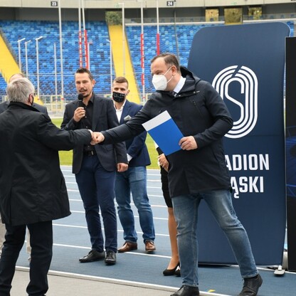 Śląski Program „Klub” - marszałek Jakub Chełstowski wręczył dotacje dla klubów sportowych.