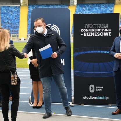 Śląski Program „Klub” - marszałek Jakub Chełstowski wręczył dotacje dla klubów sportowych.