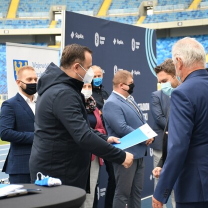 Śląski Program „Klub” - marszałek Jakub Chełstowski wręczył dotacje dla klubów sportowych.