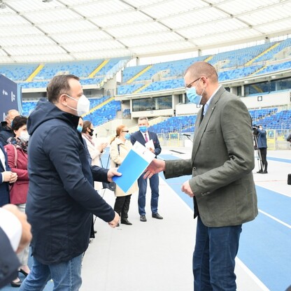 Śląski Program „Klub” - marszałek Jakub Chełstowski wręczył dotacje dla klubów sportowych.