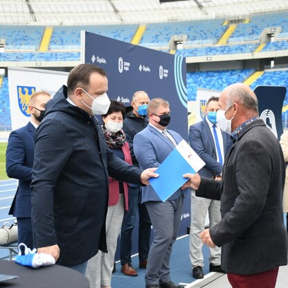 Śląski Program „Klub” - marszałek Jakub Chełstowski wręczył dotacje dla klubów sportowych.