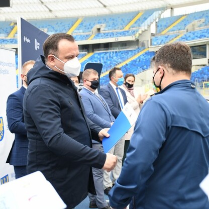 Śląski Program „Klub” - marszałek Jakub Chełstowski wręczył dotacje dla klubów sportowych.