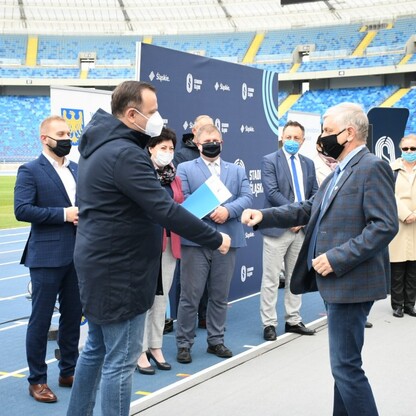Śląski Program „Klub” - marszałek Jakub Chełstowski wręczył dotacje dla klubów sportowych.
