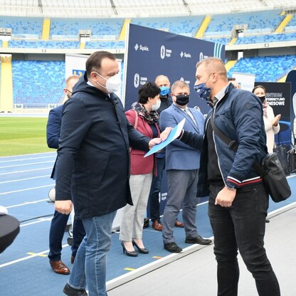 Śląski Program „Klub” - marszałek Jakub Chełstowski wręczył dotacje dla klubów sportowych.