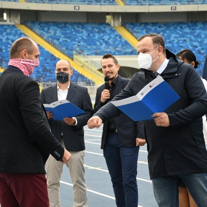 Śląski Program „Klub” - marszałek Jakub Chełstowski wręczył dotacje dla klubów sportowych.