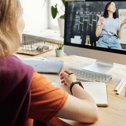 Nauka on-line przed monitorem.