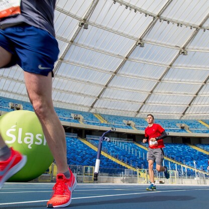 Biegnący sportowcy.