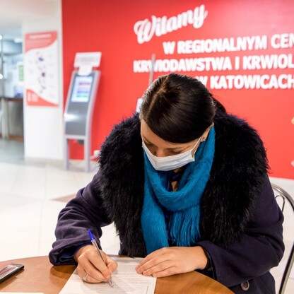 Izabela Domogała - członek Zarządu Województwa Śląskiego jako ozdrowieniec oddała krew, z którego pozyskane zostanie m.in. osocze dla osób chorych na Covid-19.