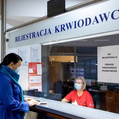 Izabela Domogała - członek Zarządu Województwa Śląskiego jako ozdrowieniec oddała krew, z którego pozyskane zostanie m.in. osocze dla osób chorych na Covid-19.
