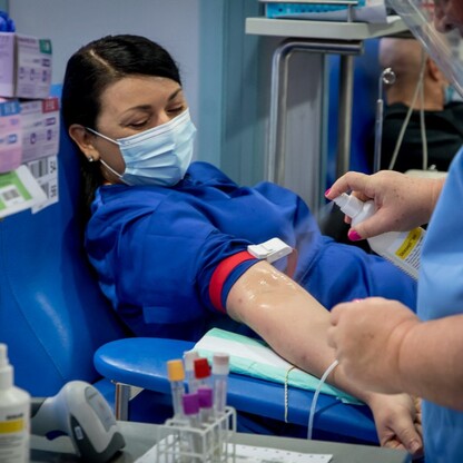 Izabela Domogała - członek Zarządu Województwa Śląskiego jako ozdrowieniec oddała krew, z którego pozyskane zostanie m.in. osocze dla osób chorych na Covid-19.