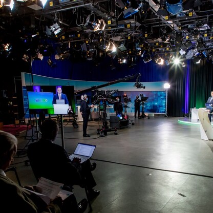 Konferencja online w studio TVP Katowice