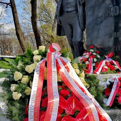 Kwiaty pod pomnikiem Wojciecha Korfantego w Warszawie