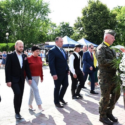 Złożenie kwiatów na Placu Powstań Śląskich w Parku Śląskim. fot. Patryk Pyrlik / UMWS